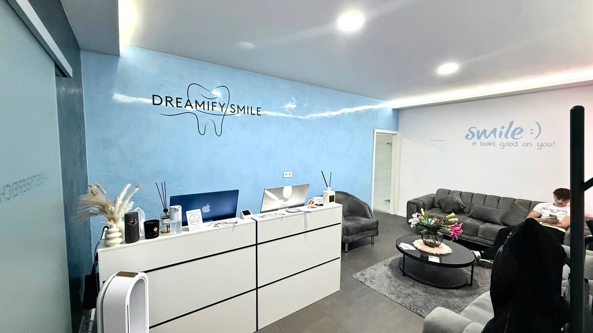 Dreamify Smile Köln — Empfang und Lounge im Studio Köln-Lindenthal